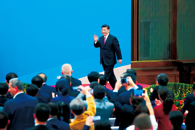 2019年4月27日，第二屆“一帶一路”國際合作高峰論壇在北京雁棲湖國際會(huì)議中心舉行圓桌峰會(huì)，國家主席習(xí)近平主持會(huì)議并致開幕辭。圓桌峰會(huì)閉幕后，習(xí)近平會(huì)見中外記者，介紹第二屆“一帶一路”國際合作高峰論壇圓桌峰會(huì)情況和主要成果。這是習(xí)近平步入記者會(huì)現(xiàn)場。 