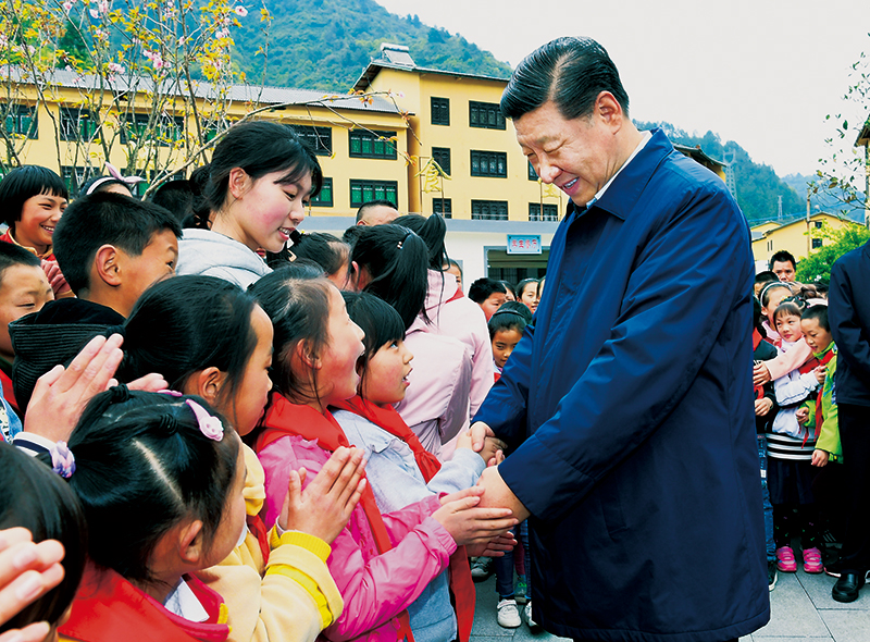 2019年4月15日至17日，中共中央總書記、國家主席、中央軍委主席習(xí)近平在重慶考察，并主持召開解決“兩不愁三保障”突出問題座談會(huì)。這是4月15日下午，習(xí)近平在石柱土家族自治縣中益鄉(xiāng)小學(xué)同學(xué)生們親切交談，詢問他們學(xué)習(xí)和生活情況。 