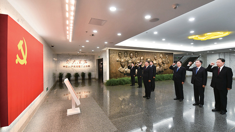 2017年10月31日，中共中央總書記、國家主席、中央軍委主席習(xí)近平帶領(lǐng)中共中央政治局常委李克強、栗戰(zhàn)書、汪洋、王滬寧、趙樂際、韓正，瞻仰上海中共一大會址和浙江嘉興南湖紅船。這是31日上午，在上海中共一大會址紀(jì)念館，習(xí)近平帶領(lǐng)其他中共中央政治局常委同志一起重溫入黨誓詞。 